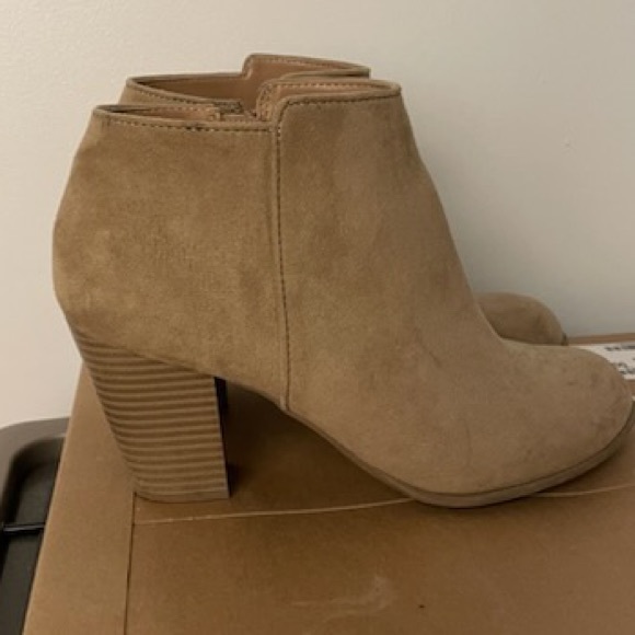 OLD NAVY Ankle Boots 👢- will put in a few extra items with purchase! - Picture 1 of 5